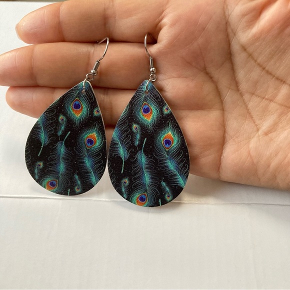 BNWT Green Peacock Feather Print on PU Leather Teardrop Earrings - Exquisite - Picture 5 of 6